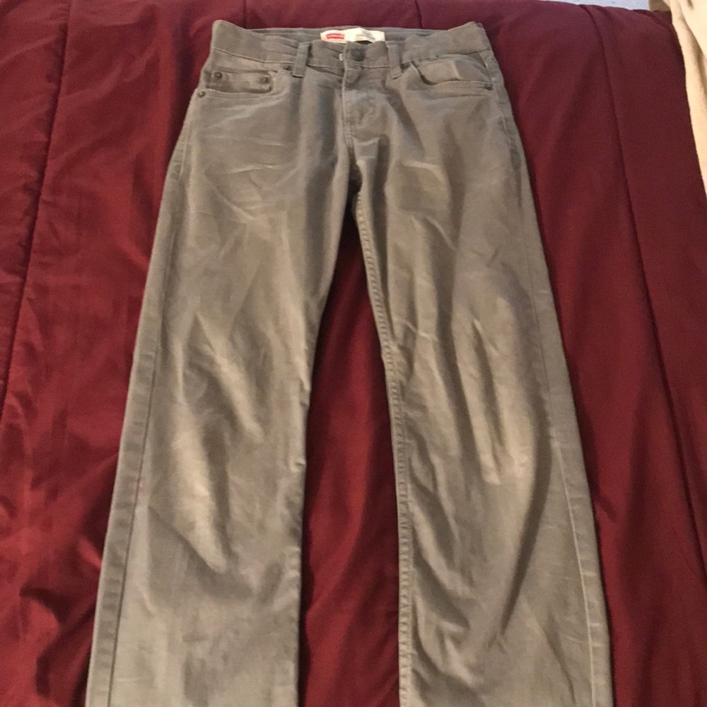 Gray Levi’s jeans